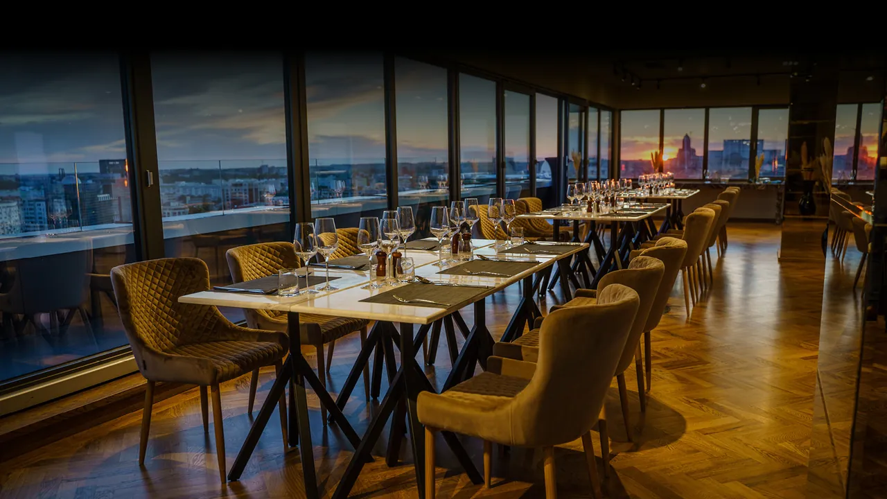 Sala Amethyst Sky Bar, cu mese lângă ferestrele panoramice și priveliștea Bucureștiului