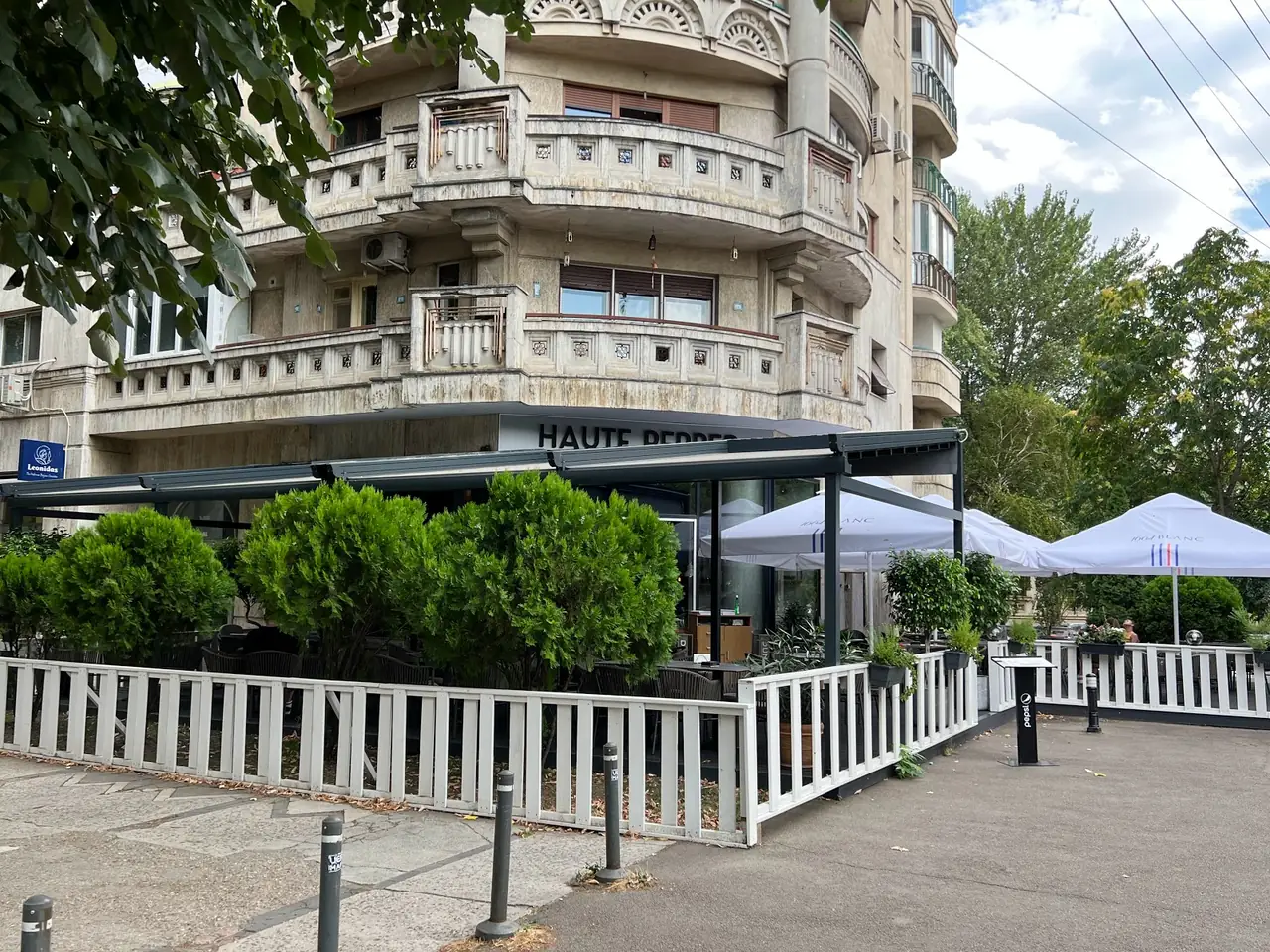 Terasa Haute Pepper de pe Bulevardul Unirii, la parterul clădirii de colț