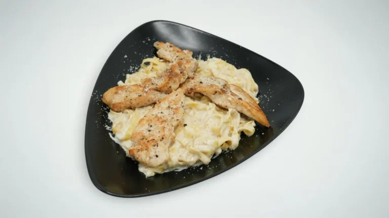 Tagliatelle în sos Alfredo cu piept de pui — Restaurant Mona Lisa