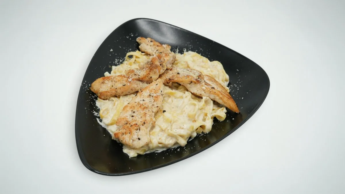 Tagliatelle în sos Alfredo cu piept de pui — Restaurant Mona Lisa