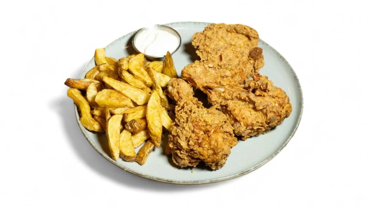 Pui Kentucky cu cartofi prăjiți și sos de usturoi — Restaurant Mona Lisa