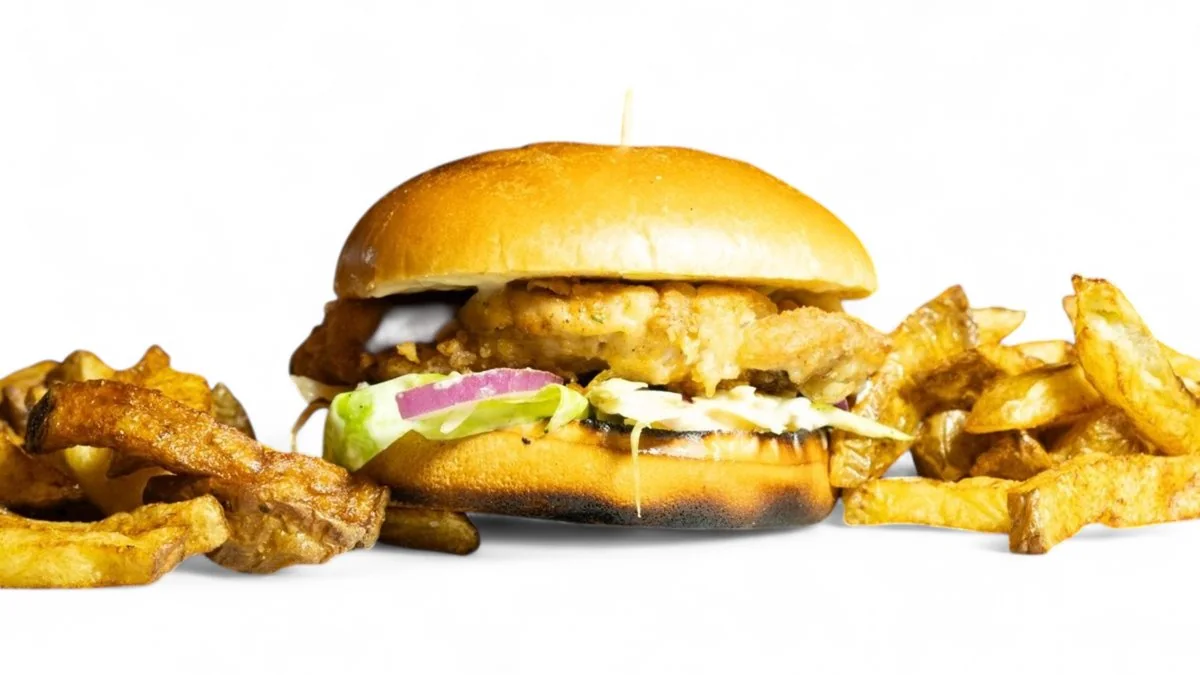 Burger de pui cu cartofi prăjiți — Restaurant Mona Lisa