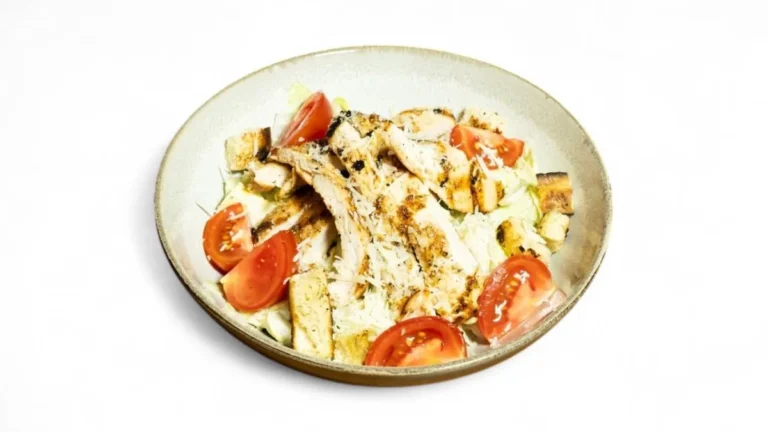 Salată Caesar cu piept de pui la grătar / crispy de pui — Restaurant Mona Lisa