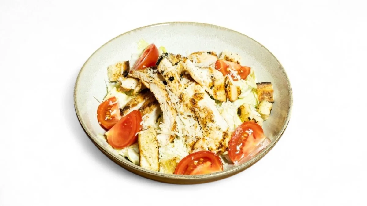 Salată Caesar cu piept de pui la grătar / crispy de pui — Restaurant Mona Lisa