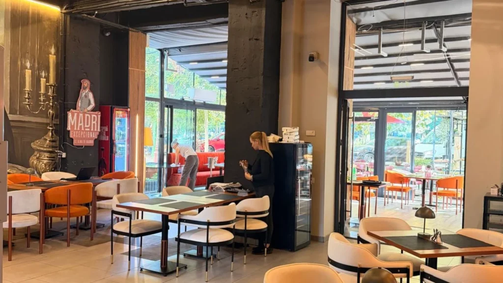 Interiorul restaurantului Monalisa, cu mese pregătite pentru oaspeți